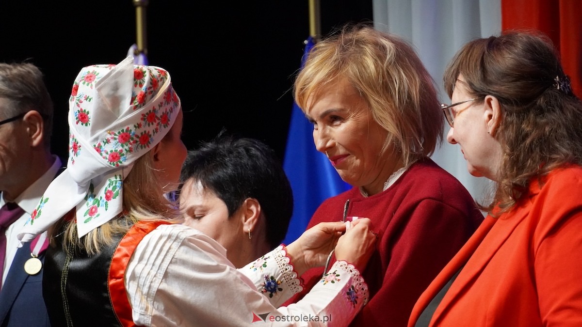 Uroczystość wręczenia odznaczeń państwowych i resortowych dla nauczycieli i pracowników oświaty [06.02.2026] - zdjęcie #49 - eOstroleka.pl