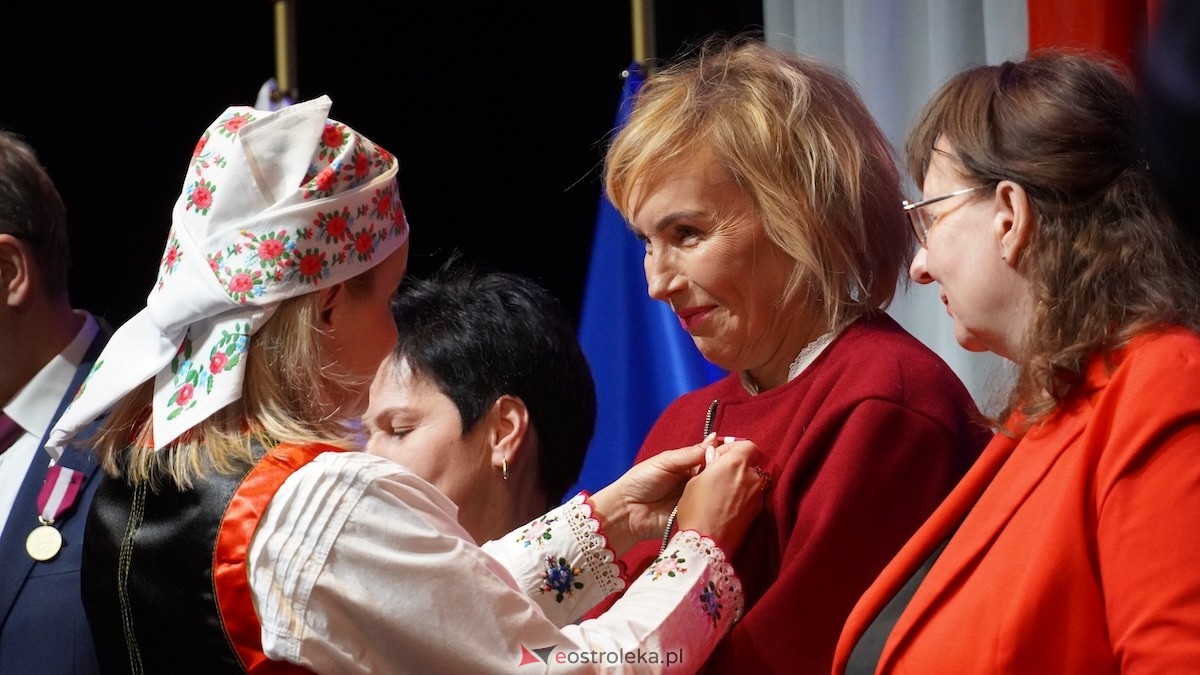Uroczystość wręczenia odznaczeń państwowych i resortowych dla nauczycieli i pracowników oświaty [06.02.2026] - zdjęcie #48 - eOstroleka.pl