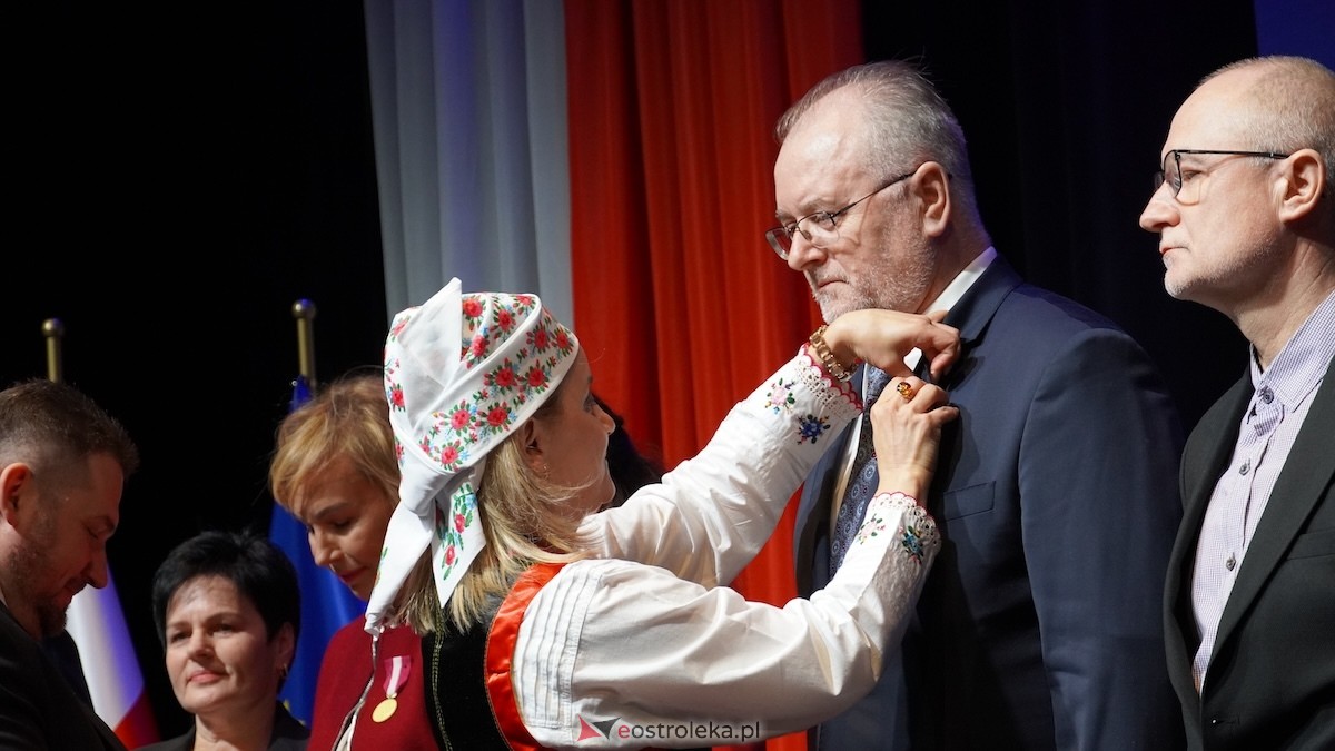 Uroczystość wręczenia odznaczeń państwowych i resortowych dla nauczycieli i pracowników oświaty [06.02.2026] - zdjęcie #45 - eOstroleka.pl