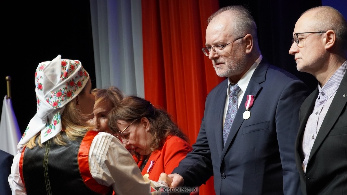 Uroczystość wręczenia odznaczeń państwowych i resortowych dla nauczycieli i pracowników oświaty [06.02.2026] - zdjęcie #43 - eOstroleka.pl