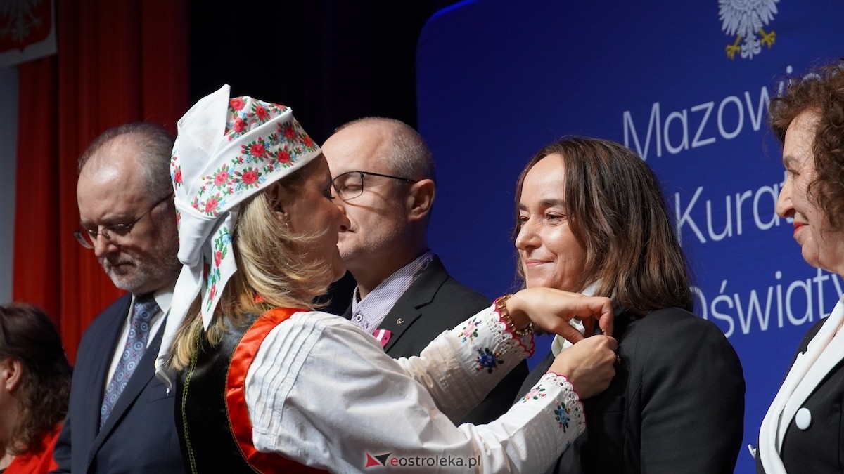 Uroczystość wręczenia odznaczeń państwowych i resortowych dla nauczycieli i pracowników oświaty [06.02.2026] - zdjęcie #39 - eOstroleka.pl