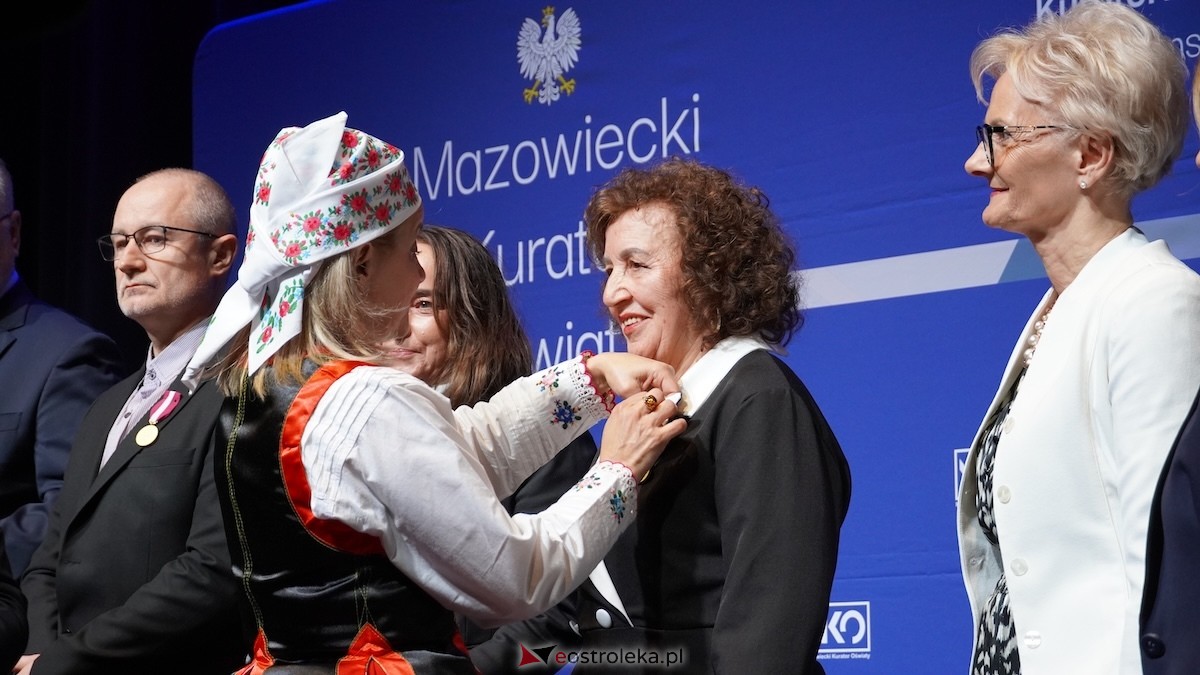 Uroczystość wręczenia odznaczeń państwowych i resortowych dla nauczycieli i pracowników oświaty [06.02.2026] - zdjęcie #38 - eOstroleka.pl