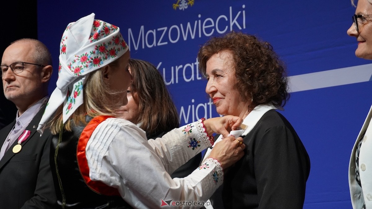 Uroczystość wręczenia odznaczeń państwowych i resortowych dla nauczycieli i pracowników oświaty [06.02.2026] - zdjęcie #37 - eOstroleka.pl