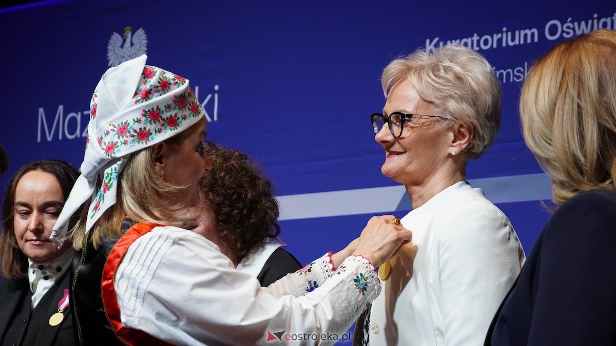 Uroczystość wręczenia odznaczeń państwowych i resortowych dla nauczycieli i pracowników oświaty [06.02.2026] - zdjęcie #36 - eOstroleka.pl