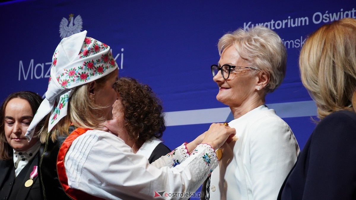 Uroczystość wręczenia odznaczeń państwowych i resortowych dla nauczycieli i pracowników oświaty [06.02.2026] - zdjęcie #35 - eOstroleka.pl