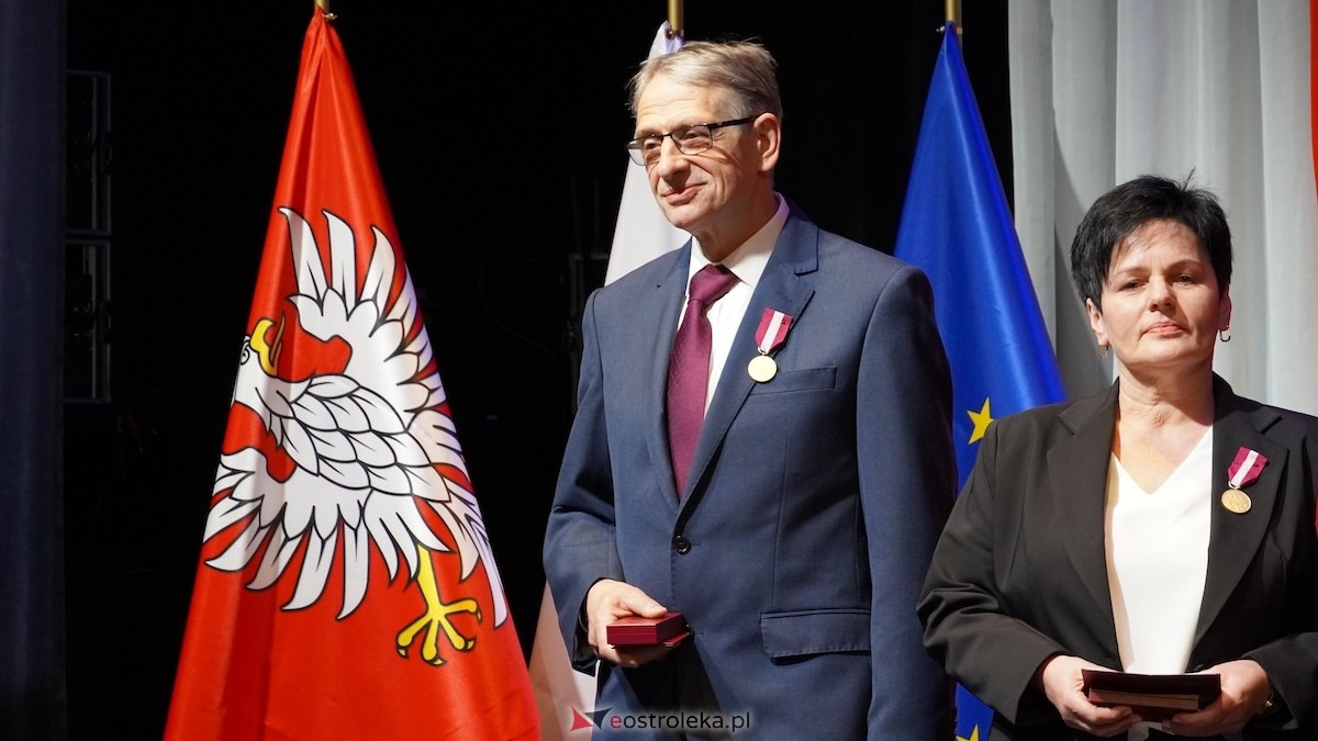 Uroczystość wręczenia odznaczeń państwowych i resortowych dla nauczycieli i pracowników oświaty [06.02.2026] - zdjęcie #34 - eOstroleka.pl