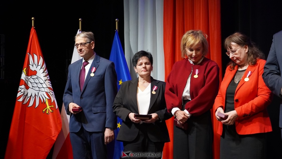 Uroczystość wręczenia odznaczeń państwowych i resortowych dla nauczycieli i pracowników oświaty [06.02.2026] - zdjęcie #33 - eOstroleka.pl