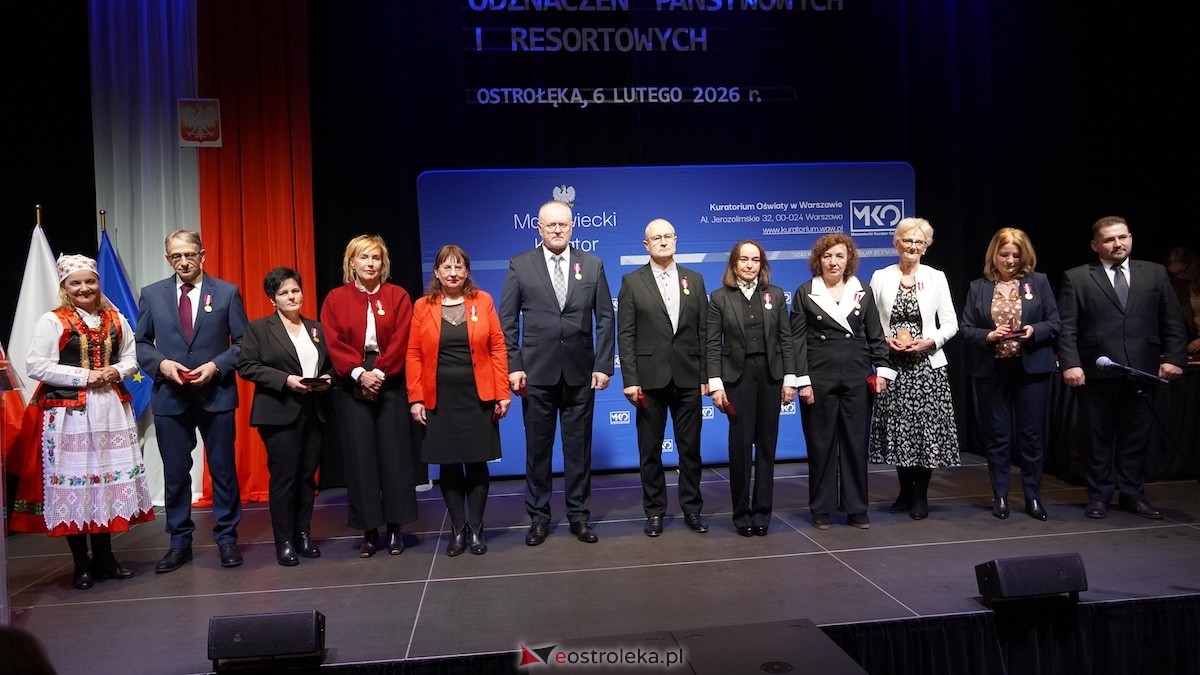 Uroczystość wręczenia odznaczeń państwowych i resortowych dla nauczycieli i pracowników oświaty [06.02.2026] - zdjęcie #27 - eOstroleka.pl