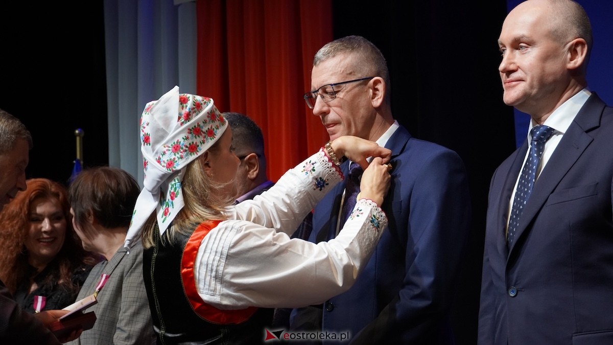 Uroczystość wręczenia odznaczeń państwowych i resortowych dla nauczycieli i pracowników oświaty [06.02.2026] - zdjęcie #21 - eOstroleka.pl