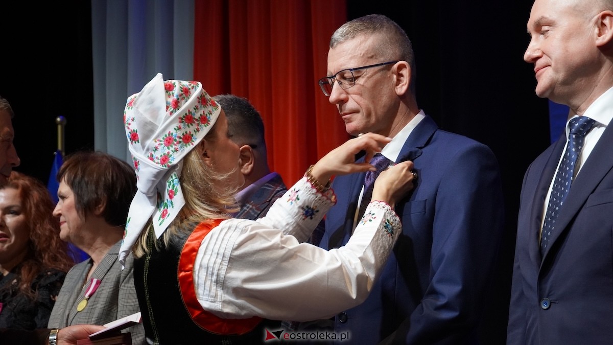 Uroczystość wręczenia odznaczeń państwowych i resortowych dla nauczycieli i pracowników oświaty [06.02.2026] - zdjęcie #20 - eOstroleka.pl