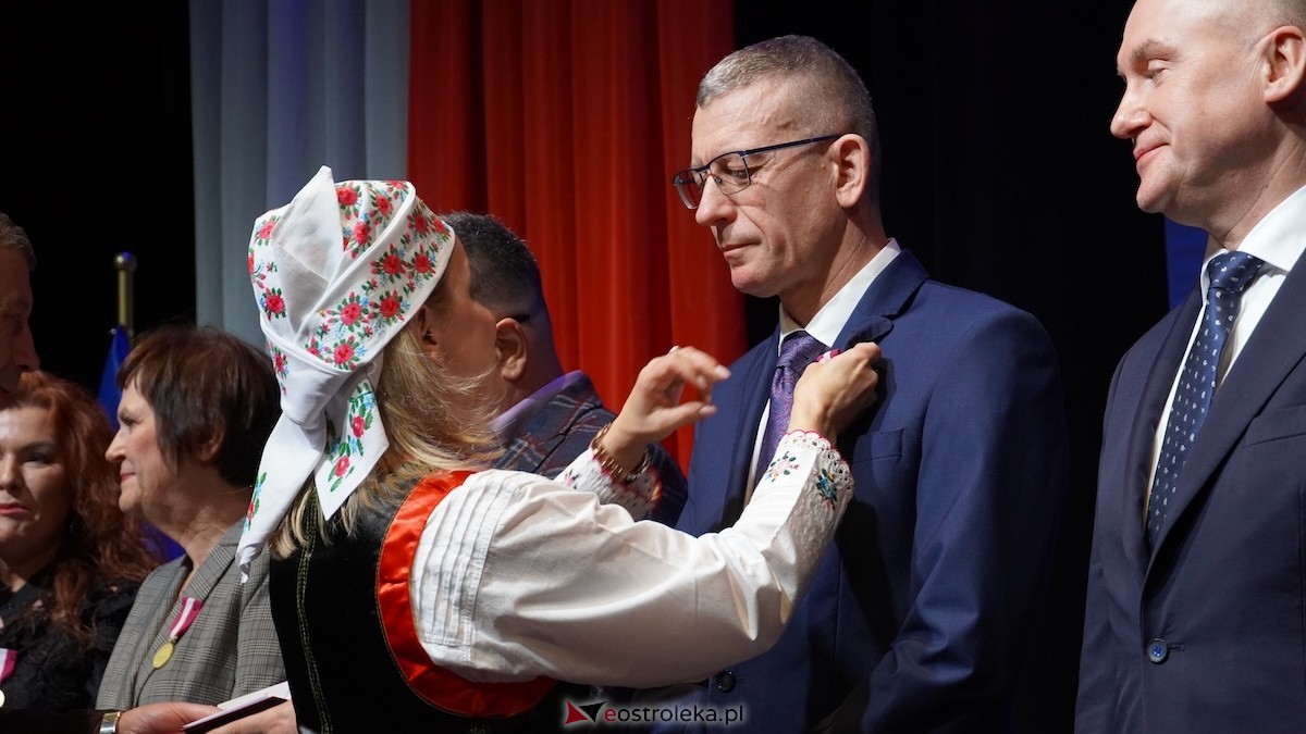 Uroczystość wręczenia odznaczeń państwowych i resortowych dla nauczycieli i pracowników oświaty [06.02.2026] - zdjęcie #19 - eOstroleka.pl