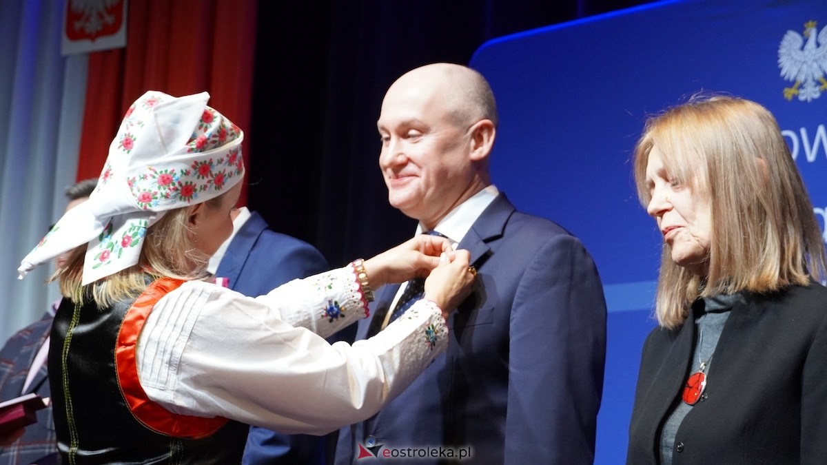 Uroczystość wręczenia odznaczeń państwowych i resortowych dla nauczycieli i pracowników oświaty [06.02.2026] - zdjęcie #18 - eOstroleka.pl