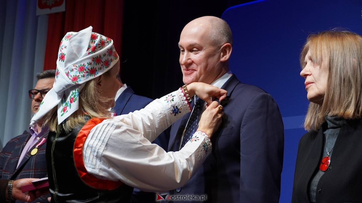 Uroczystość wręczenia odznaczeń państwowych i resortowych dla nauczycieli i pracowników oświaty [06.02.2026] - zdjęcie #17 - eOstroleka.pl