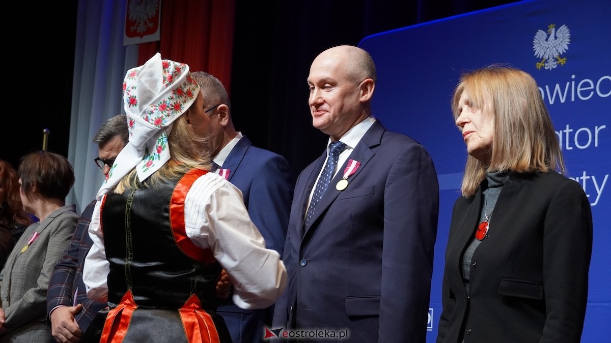 Uroczystość wręczenia odznaczeń państwowych i resortowych dla nauczycieli i pracowników oświaty [06.02.2026] - zdjęcie #16 - eOstroleka.pl