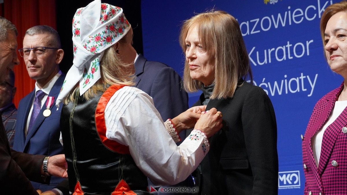 Uroczystość wręczenia odznaczeń państwowych i resortowych dla nauczycieli i pracowników oświaty [06.02.2026] - zdjęcie #14 - eOstroleka.pl