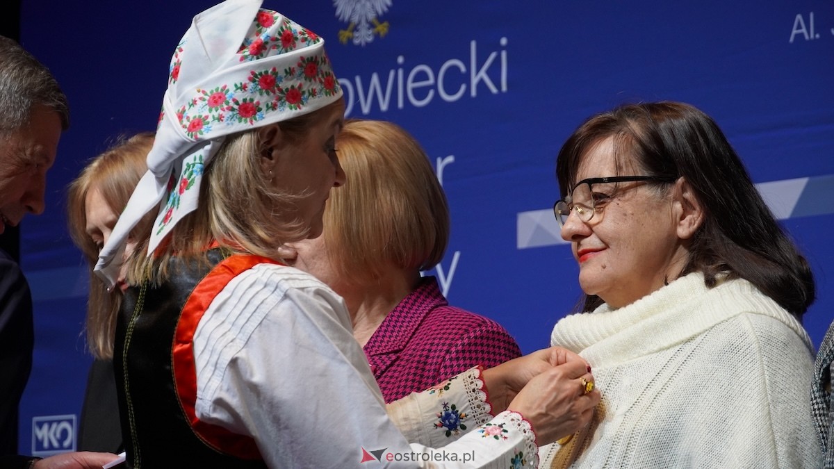 Uroczystość wręczenia odznaczeń państwowych i resortowych dla nauczycieli i pracowników oświaty [06.02.2026] - zdjęcie #11 - eOstroleka.pl