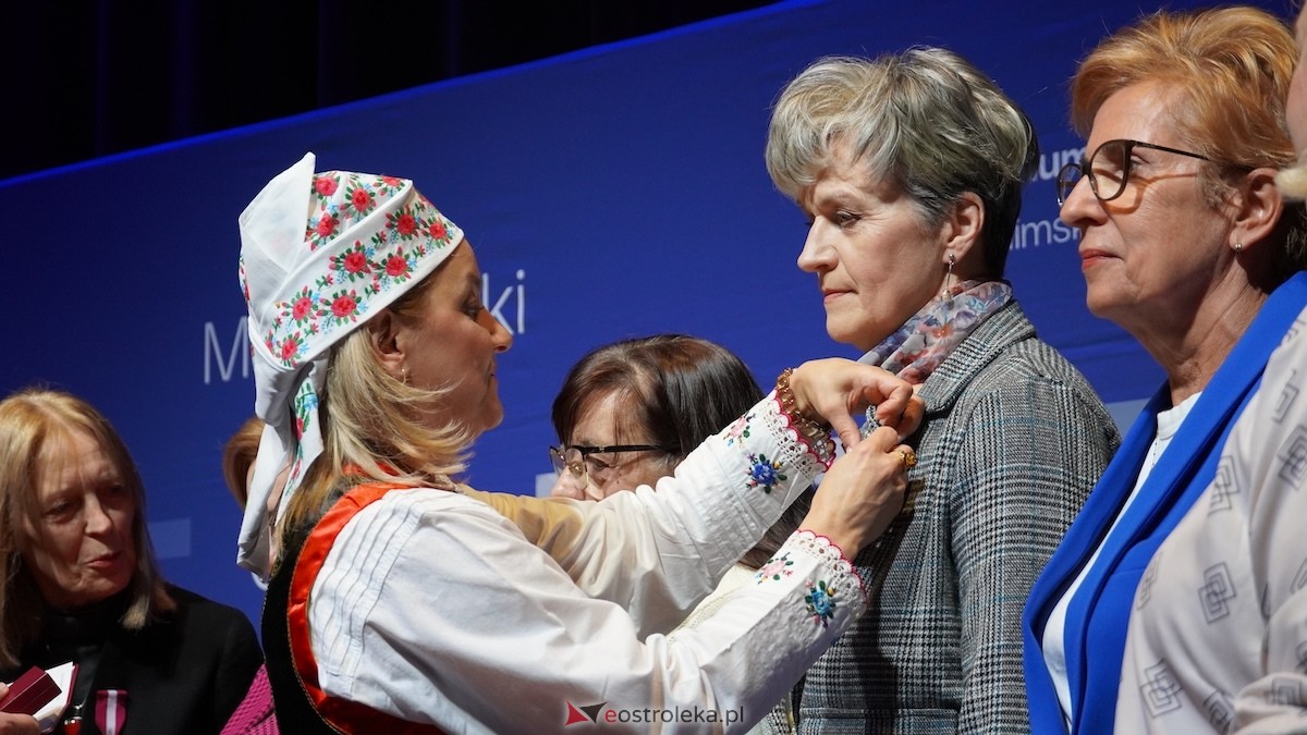 Uroczystość wręczenia odznaczeń państwowych i resortowych dla nauczycieli i pracowników oświaty [06.02.2026] - zdjęcie #9 - eOstroleka.pl