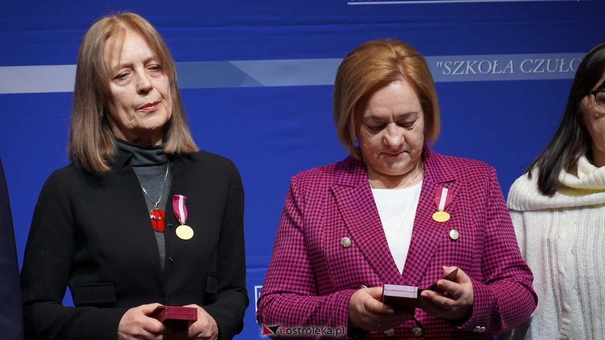 Uroczystość wręczenia odznaczeń państwowych i resortowych dla nauczycieli i pracowników oświaty [06.02.2026] - zdjęcie #5 - eOstroleka.pl
