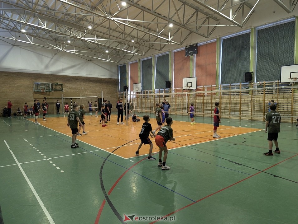 Zimowy turniej dwójek i trójek siatkarskich UKS Olimp Ostrołęka [07.02.2026] - zdjęcie #44 - eOstroleka.pl