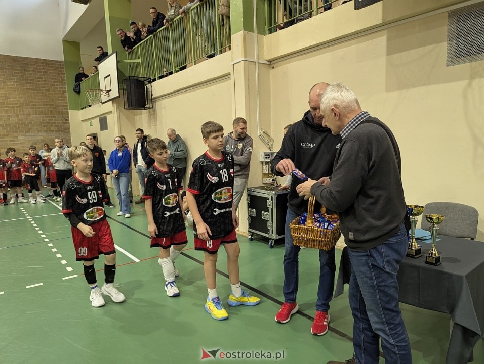 Zimowy turniej dwójek i trójek siatkarskich UKS Olimp Ostrołęka [07.02.2026] - zdjęcie #28 - eOstroleka.pl