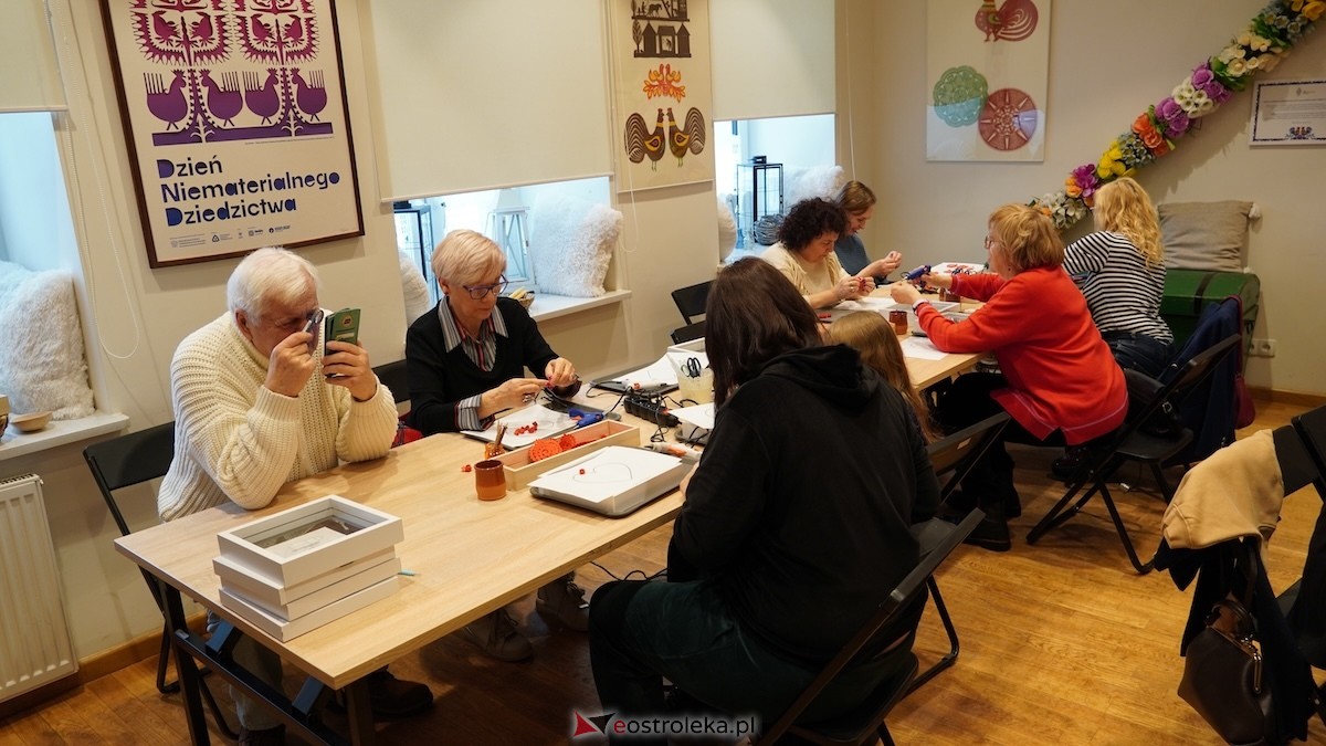 Warsztaty walentynkowe w Muzeum Kultury Kurpiowskiej [08.02.2026] - zdjęcie #17 - eOstroleka.pl