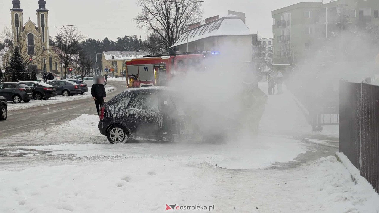 Pożar samochodu przy Sikorskiego [10.02.2026] - zdjęcie #9 - eOstroleka.pl