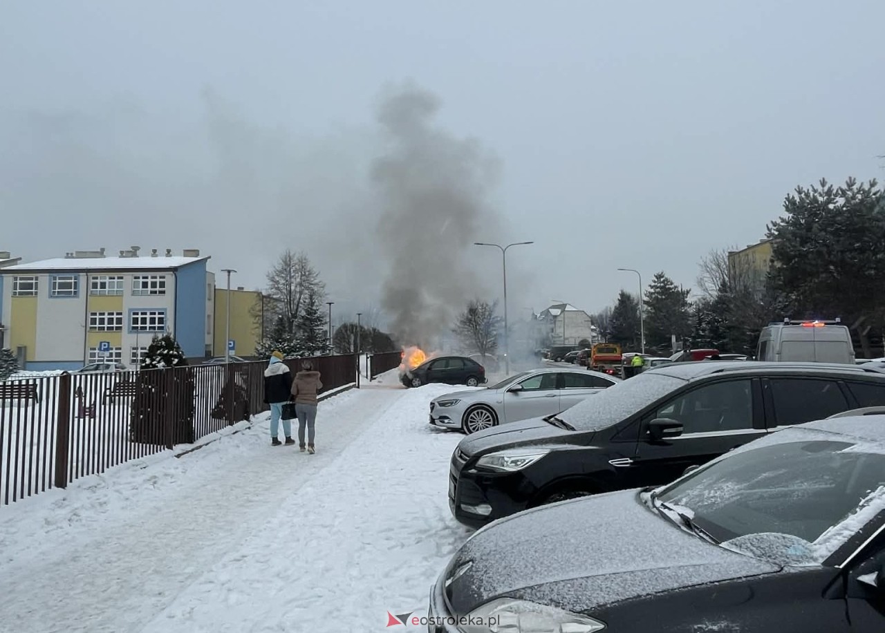 Pożar samochodu przy Sikorskiego [10.02.2026] - zdjęcie #1 - eOstroleka.pl