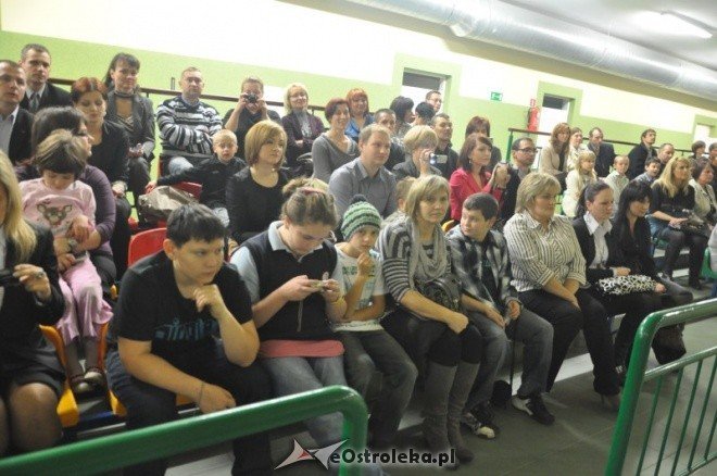 Rzekuń: Uroczyste pasowanie pierwszoklasistów [15.XI.2011] - zdjęcie #22 - eOstroleka.pl