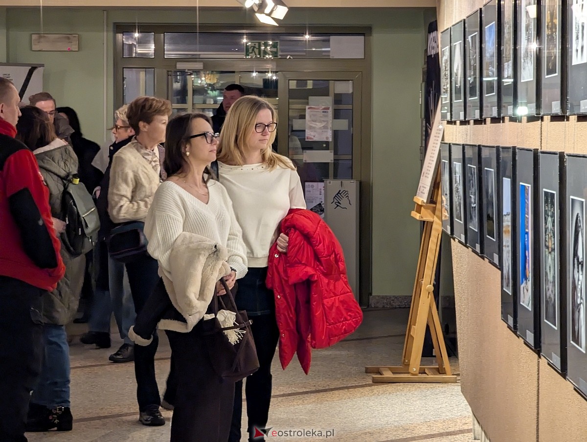 Wernisaż wystawy OTF 2025 [13.02.2026] - zdjęcie #4 - eOstroleka.pl
