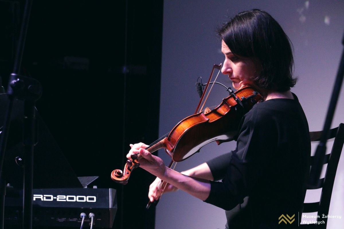 Koncert I o wyzwolenie Jej walczyć ze wszystkich sił w Muzeum Żołnierzy Wyklętych w Ostrołęce [14.02.2026] - zdjęcie #15 - eOstroleka.pl