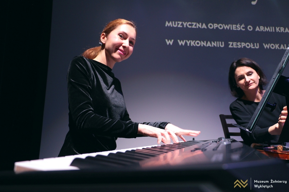 Koncert I o wyzwolenie Jej walczyć ze wszystkich sił w Muzeum Żołnierzy Wyklętych w Ostrołęce [14.02.2026] - zdjęcie #4 - eOstroleka.pl