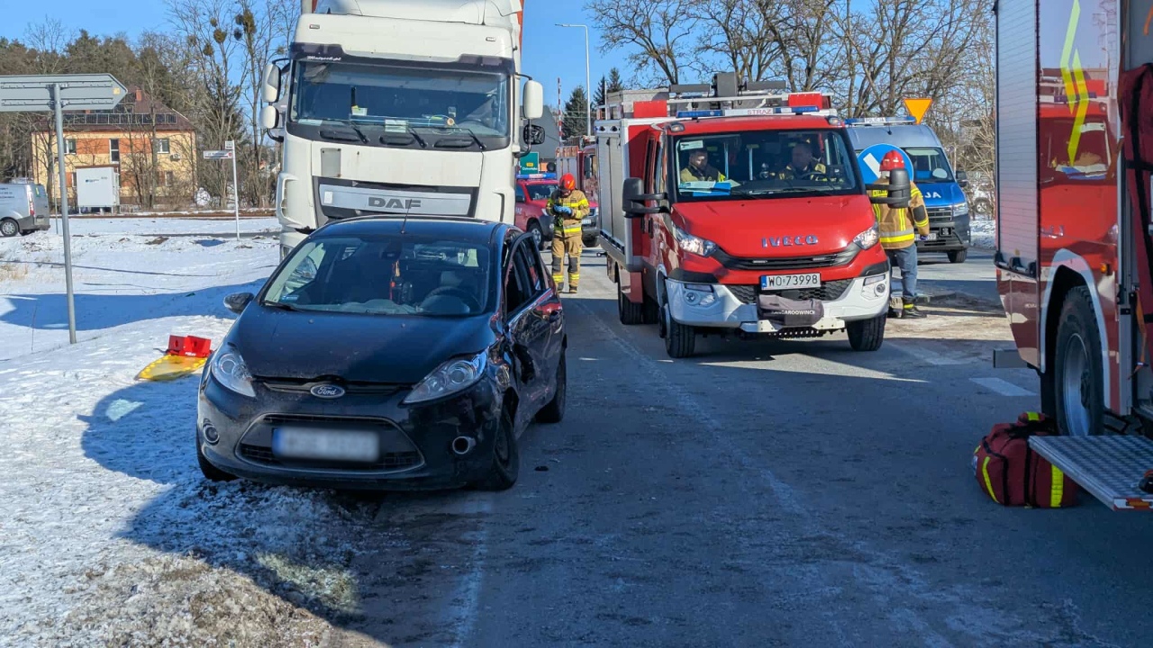 Wypadek w Nowej Wsi [16.02.2026] - zdjęcie #7 - eOstroleka.pl