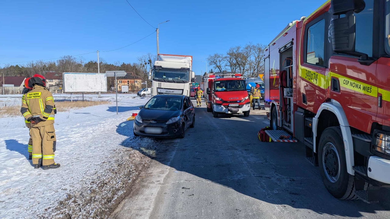 Wypadek w Nowej Wsi [16.02.2026] - zdjęcie #6 - eOstroleka.pl