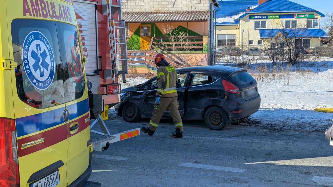 Wypadek w Nowej Wsi [16.02.2026] - zdjęcie #2 - eOstroleka.pl
