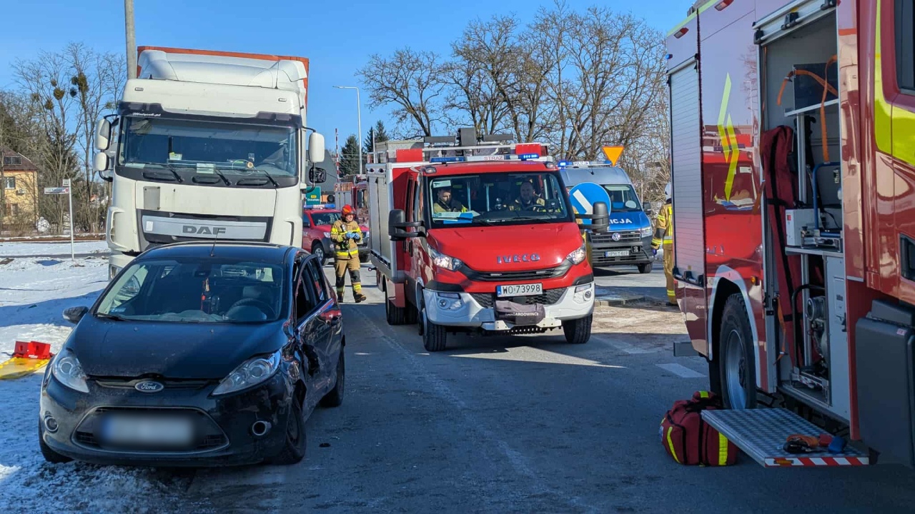 Wypadek w Nowej Wsi [16.02.2026] - zdjęcie #1 - eOstroleka.pl