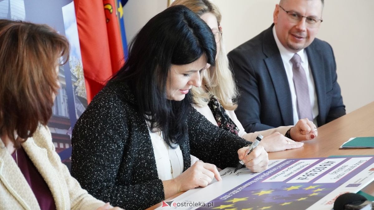 Podpisanie umów w ramach programu Fundusze Europejskie dla Mazowsza [16.02.2026] - zdjęcie #15 - eOstroleka.pl