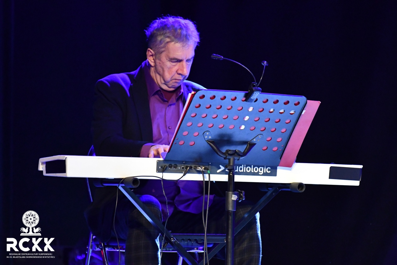 Koncert Miłość w Paryżu w RCKK w Myszyńcu [14.02.2026] - zdjęcie #13 - eOstroleka.pl
