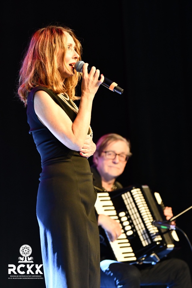 Koncert Miłość w Paryżu w RCKK w Myszyńcu [14.02.2026] - zdjęcie #10 - eOstroleka.pl