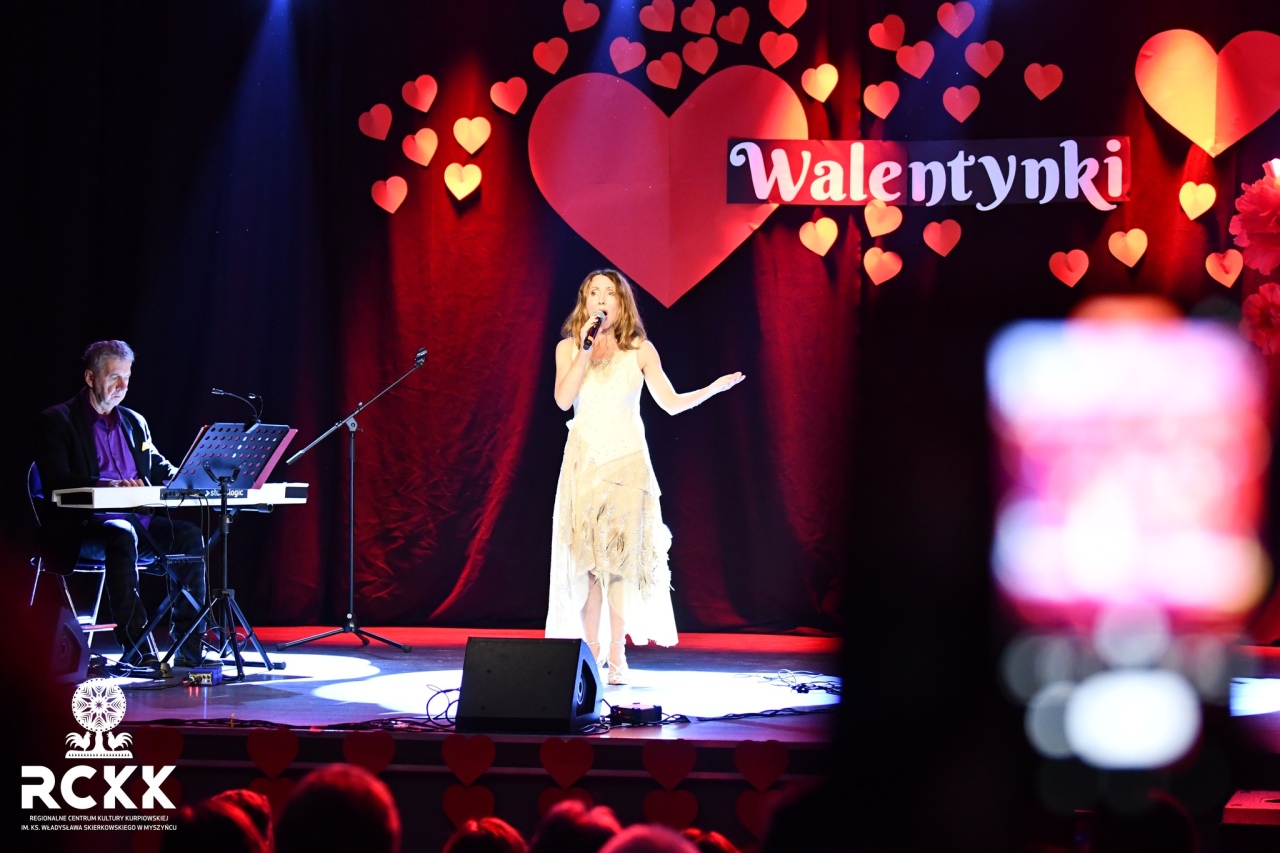 Koncert Miłość w Paryżu w RCKK w Myszyńcu [14.02.2026] - zdjęcie #8 - eOstroleka.pl