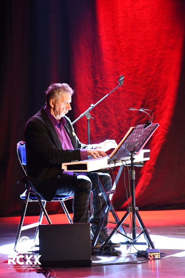 Koncert Miłość w Paryżu w RCKK w Myszyńcu [14.02.2026] - zdjęcie #6 - eOstroleka.pl