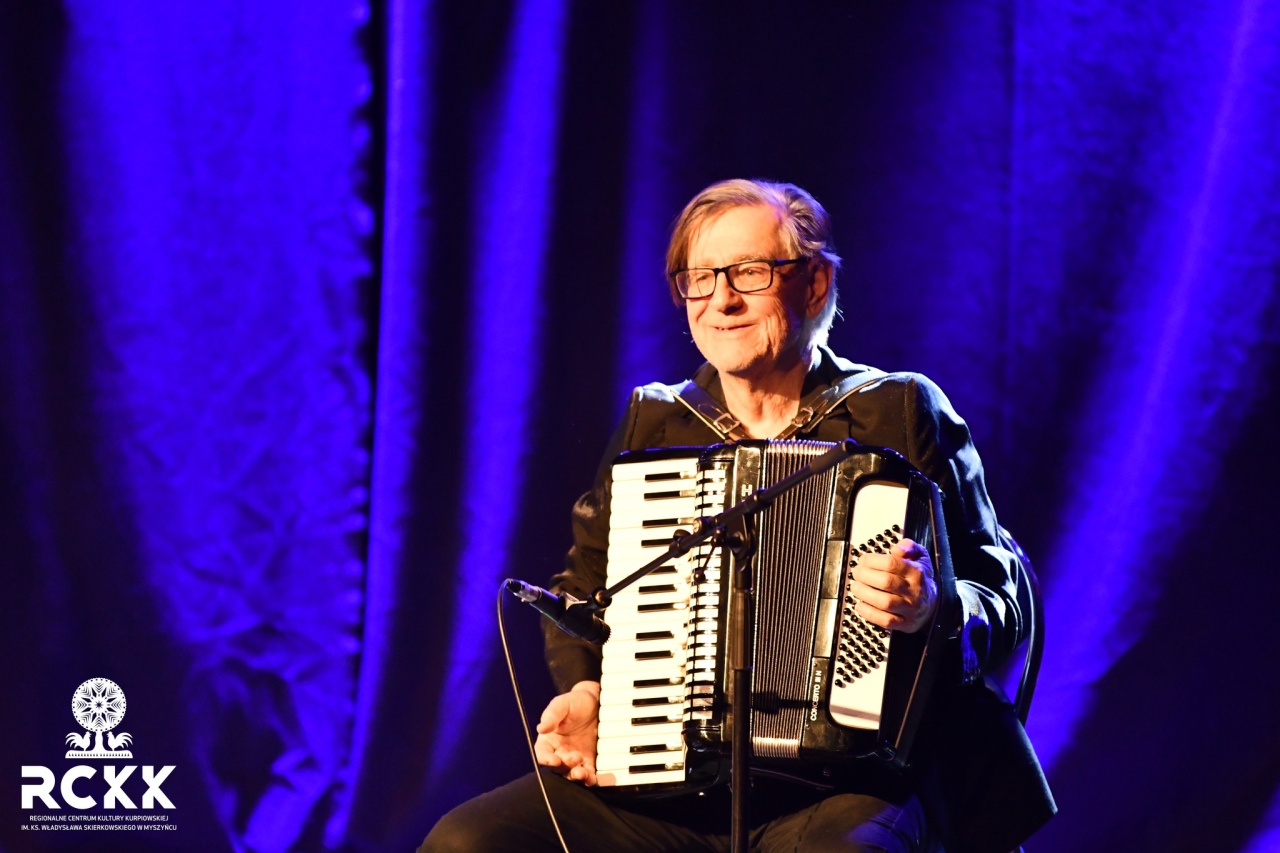 Koncert Miłość w Paryżu w RCKK w Myszyńcu [14.02.2026] - zdjęcie #1 - eOstroleka.pl