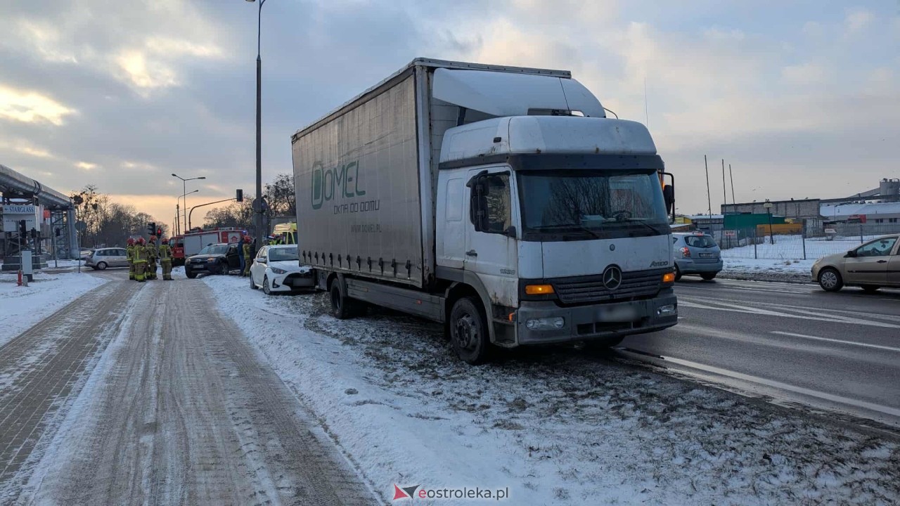 Wypadek na Alei Wojska Polskiego w Ostrołęce [18.02.2026] - zdjęcie #6 - eOstroleka.pl
