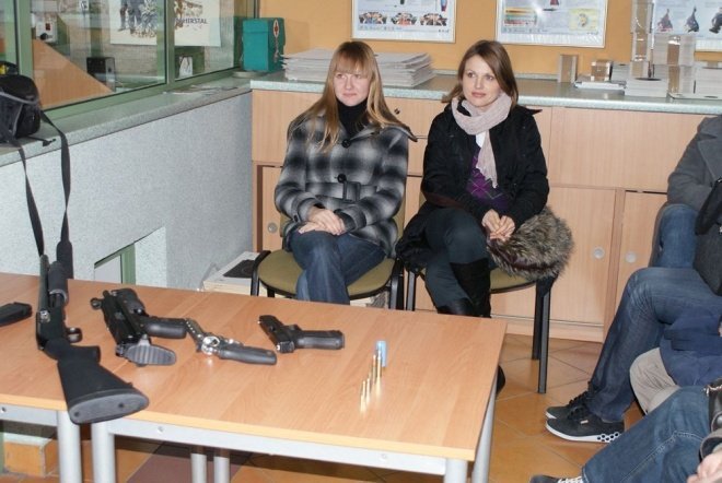 Bądź bezpieczna: Uczestniczki kursu odwiedziły strzelnicę [16.XI.2011] - zdjęcie #2 - eOstroleka.pl