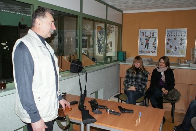 Bądź bezpieczna: Uczestniczki kursu odwiedziły strzelnicę [16.XI.2011] - zdjęcie #3 - eOstroleka.pl