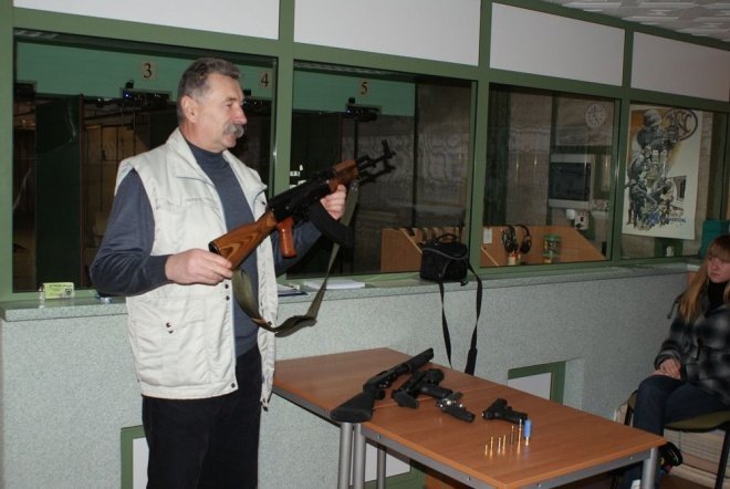 Bądź bezpieczna: Uczestniczki kursu odwiedziły strzelnicę [16.XI.2011] - zdjęcie #4 - eOstroleka.pl