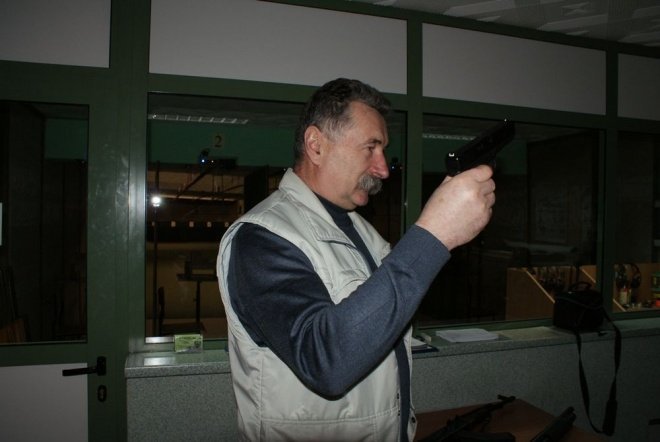 Bądź bezpieczna: Uczestniczki kursu odwiedziły strzelnicę [16.XI.2011] - zdjęcie #5 - eOstroleka.pl