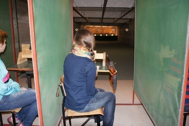 Bądź bezpieczna: Uczestniczki kursu odwiedziły strzelnicę [16.XI.2011] - zdjęcie #10 - eOstroleka.pl