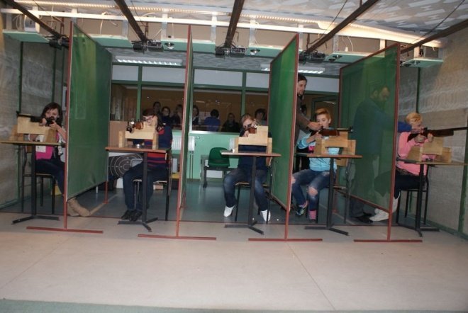 Bądź bezpieczna: Uczestniczki kursu odwiedziły strzelnicę [16.XI.2011] - zdjęcie #11 - eOstroleka.pl