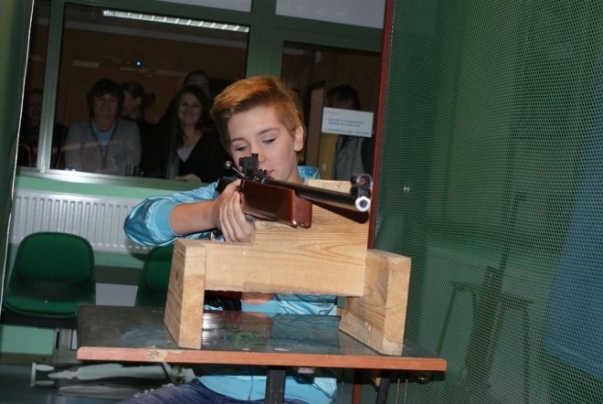 Bądź bezpieczna: Uczestniczki kursu odwiedziły strzelnicę [16.XI.2011] - zdjęcie #12 - eOstroleka.pl