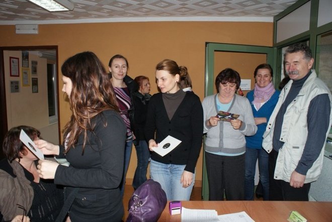 Bądź bezpieczna: Uczestniczki kursu odwiedziły strzelnicę [16.XI.2011] - zdjęcie #15 - eOstroleka.pl